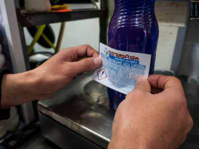 ... la quale stampa un�etichetta con il prezzo da apporre sulla merce